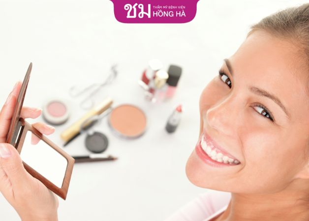 Không nên trang điểm hoặc sử dụng mỹ phẩm trước khi cắt da thừa mí mắt