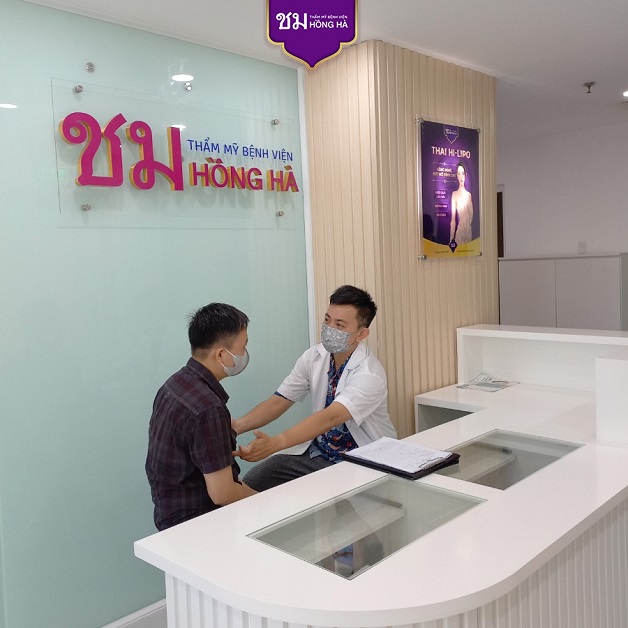 Bác sĩ PTTM Johnny Chen đang tư vấn dịch vụ thẩm mỹ cho khách hàng