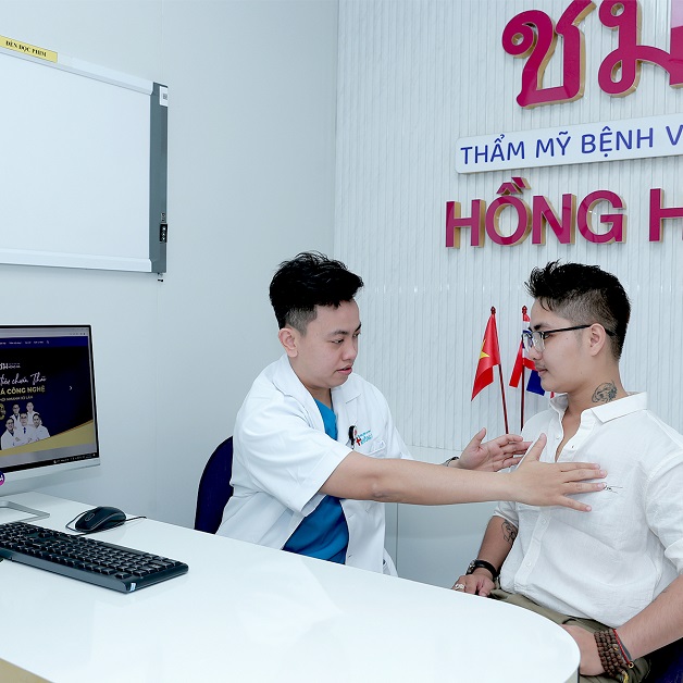 Bác sĩ PTTM Johnny Chen đang tư vấn dịch vụ thu nhỏ vòng 1 cho khách hàng