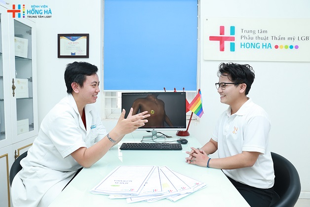 Bác sĩ PTTM Johnny Chen tư vấn quá trình thu gọn vòng 1 cho khách hàng