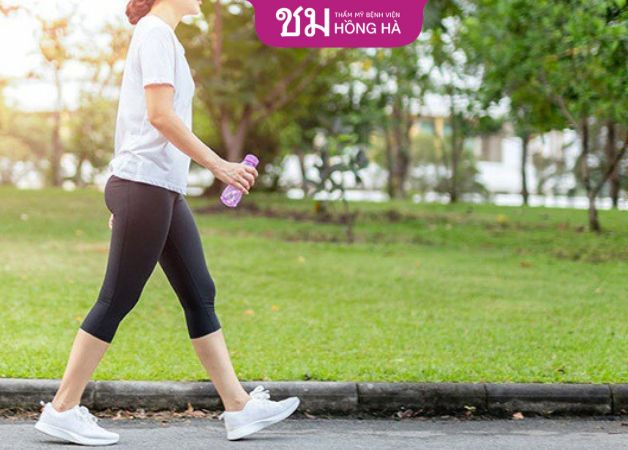 Chỉ nên đi bộ nhẹ nhàng sau nâng mũi
