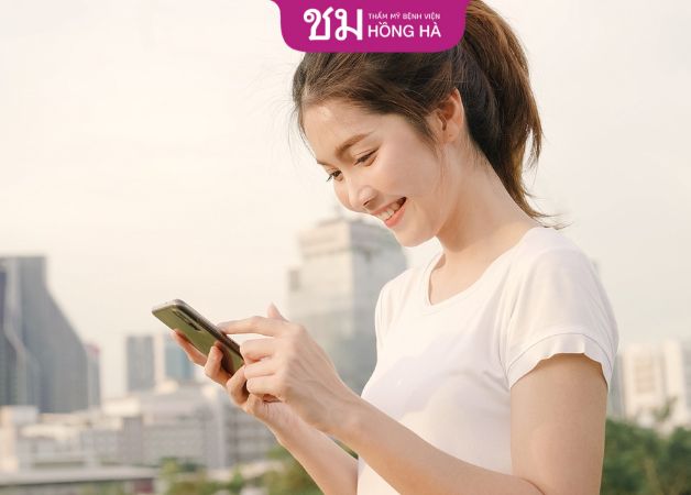 Khách hàng không nên sử dụng điện thoại quá lâu sau khi thẩm mỹ cắt mí mắt