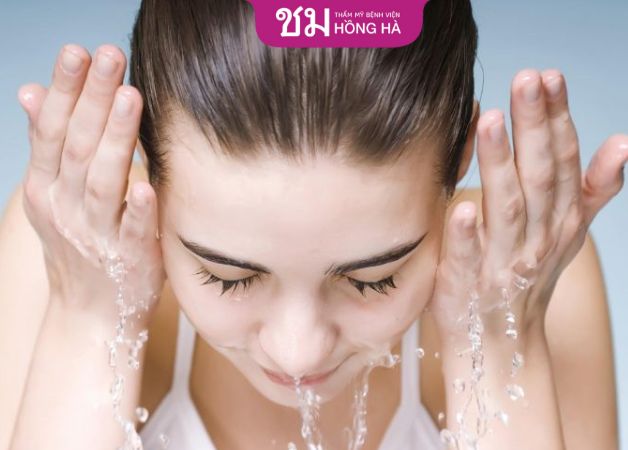 Tháo nẹp xong có thể rửa mặt bình thường