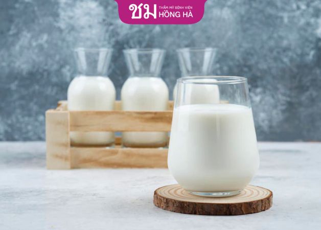 Tốt nhất nên uống sữa tươi vào buổi sáng và không uống lúc đang đói