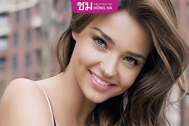 Lúm đồng điếu ở hai bên má