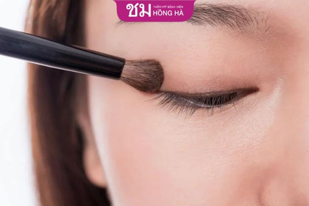 Trang điểm giúp đôi mắt đẹp hơn