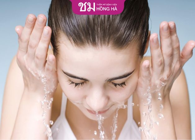 Có thể rửa mặt bình thường sau tháo băng mũi