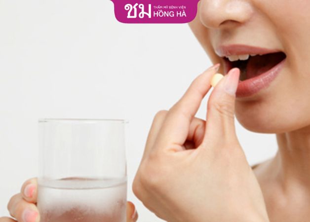Uống thuốc giảm đau theo thuốc kê đơn từ bác sĩ