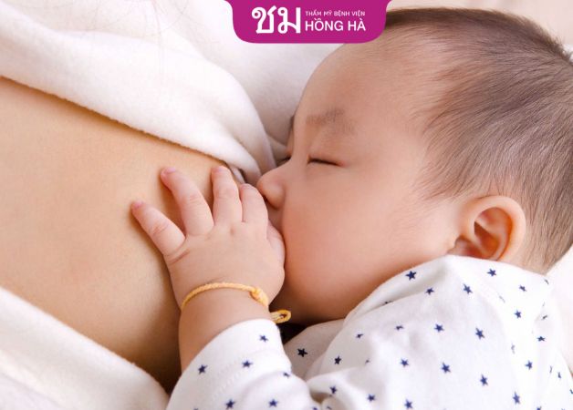Cho con bú cân đối 2 bên