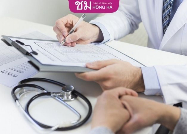 Tái khám đúng hẹn với bác sĩ sau khi hút mỡ cằm