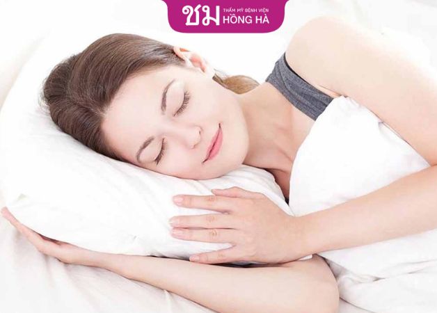 Sau cắt mí nên dành nhiều thời gian nghỉ ngơi, ngủ đúng giờ
