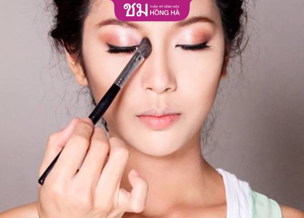 Tránh trang điểm sau khi cắt cánh mũi