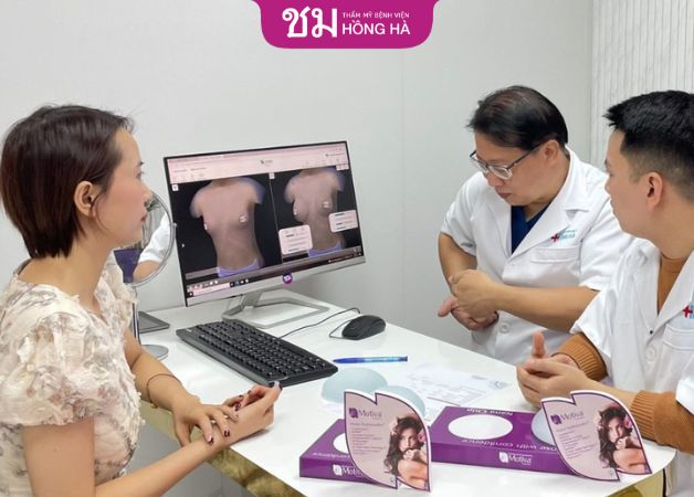 Thăm khám và kiểm tra sức khỏe đầy đủ trước khi thẩm mỹ nâng ngực