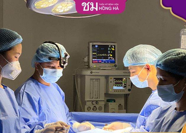 Bác sĩ tiến hành phẫu thuật lấy túi độn ra