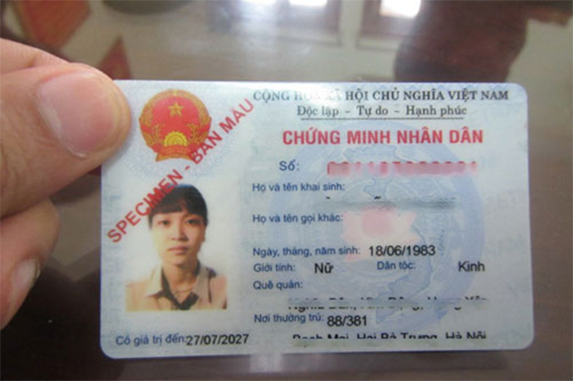 Khách hàng nhận căn cước