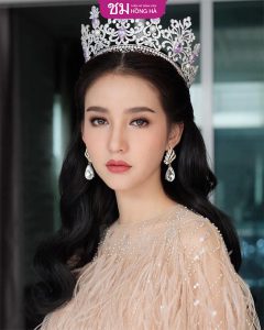 Hoa hậu chuyển giới Thái Lan Yoshi Rinrada – thần tiên chùa vàng