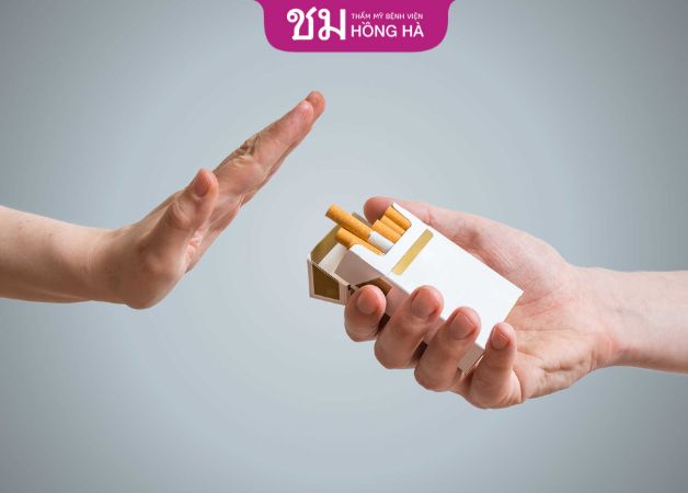 Kiêng thuốc lá sau khi chuyển giới từ nam sang nữ