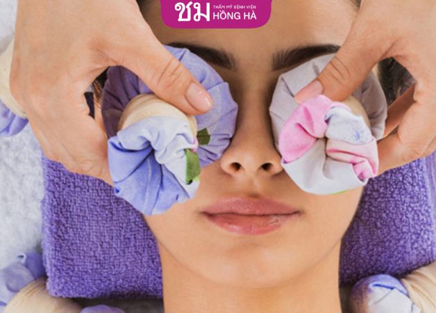 Chườm lạnh để giảm sưng tấy sau cắt mí