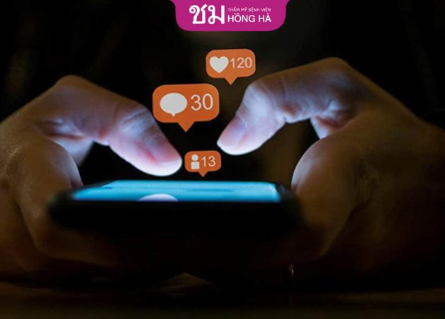 Xem xét mạng xã hội cũng là cách nhận biết chàng trai đó có phải là gay không