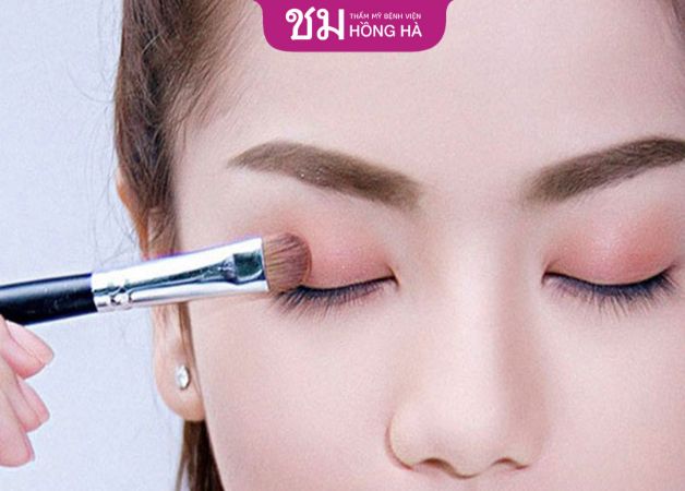 Trong ít nhất 2 - 3 tuần đầu không được trang điểm vùng mắt