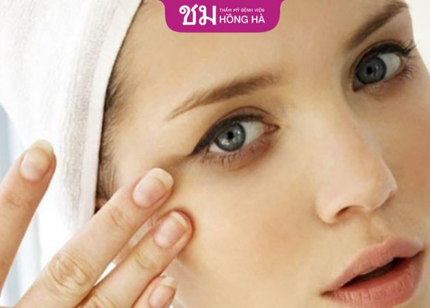 Massage nhẹ nhàng trước khi bôi thuốc chống sẹo