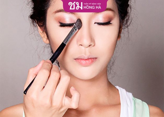 Hướng dẫn chăm sóc sau cắt mí - Không trang điểm mắt