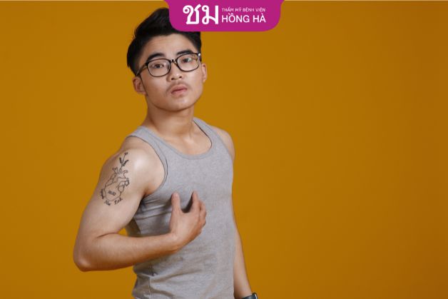 Thực hiện nam hóa gương mặt cho transguy