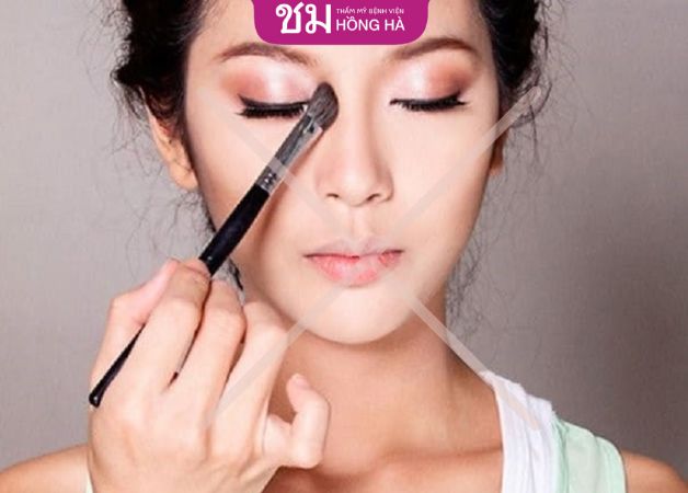 Tránh trang điểm sau nâng mũi