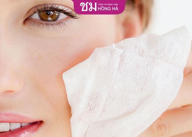Dùng khăn ướt lau sạch bọt xà phòng trên mặt