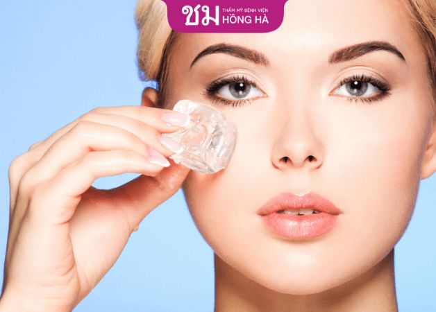Chườm đá lạnh giảm sưng tấy sau cắt mí