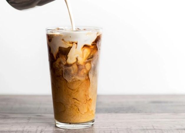 Để thỏa mãn sở thích uống cà phê sữa mà không lo béo, bạn nên chọn loại sữa ít béo