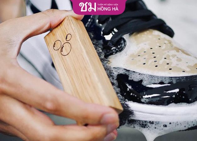 Vệ sinh giày thường xuyên để khử mùi hôi chân