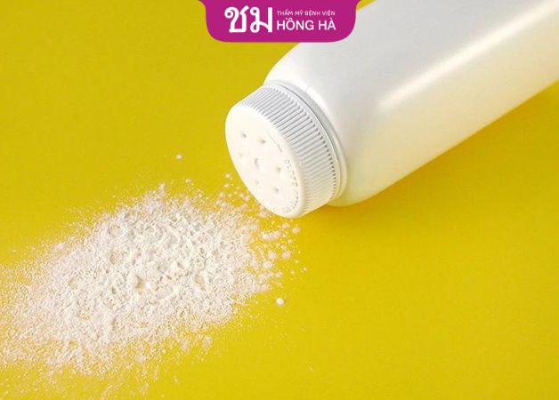 Dùng phấn rôm khử mùi hôi chân