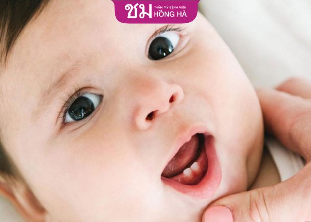 Cha mẹ nên cho con thăm khám bác sĩ nếu mọc răng kèm theo các dấu hiệu bất thường