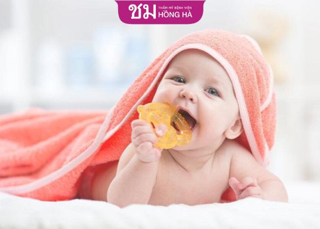 Cho trẻ ngậm, cắn đồ chơi mọc răng nhằm giảm sự khó chịu trong thời gian này