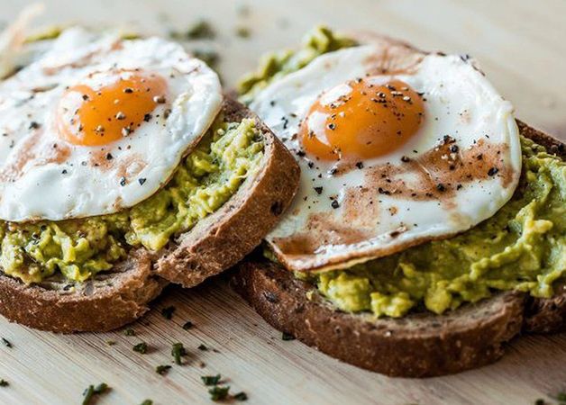 Thực hiện món bánh mì đen, trứng ốp la và bơ giúp giảm cân hiệu quả và đảm bảo dinh dưỡng