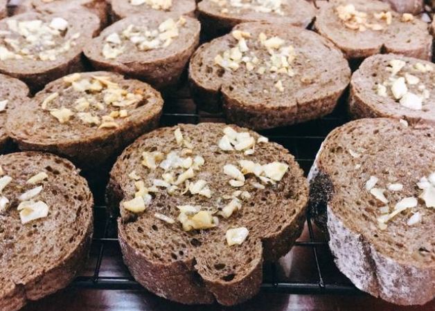 Nếu đang thực hiện giảm cân bạn chớ lòng bỏ qua món bánh mì đen nướng với bơ tỏi