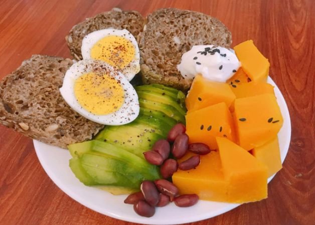 Kết hợp ăn bánh mì đen cùng nhiều loại rau quả giúp bạn giảm cân nhanh chóng