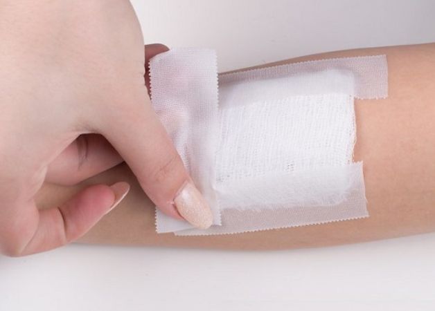 Thực hiện xử lý vết thương hở