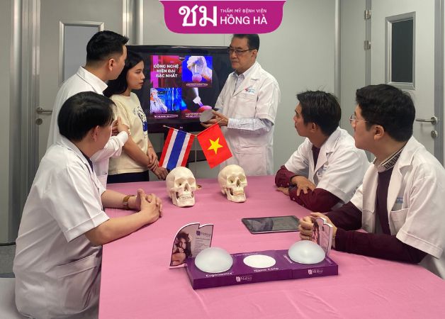 Đội ngũ bác sĩ tại Hồng Hà sẵn sàng tư vấn và hỗ trợ khách hàng bất cứ thời gian nào