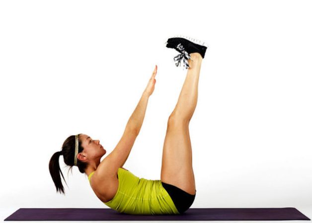 Bài tập Vertical Leg Crunch giúp bạn sở hữu vòng 2 săn chắc, không mỡ thừa