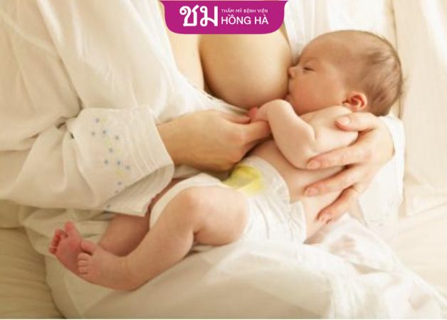 Mẹ cho bé bú sai cách khiến sữa ứ đọng lại