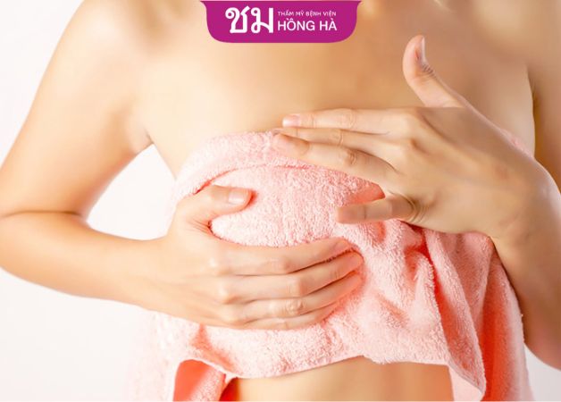 Chườm và đắp khăn nóng lên ngực giúp ống sữa được lưu thông