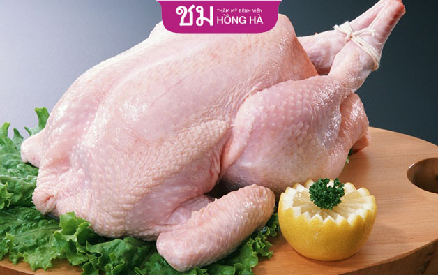 Thịt gà chứa nhiều dưỡng chất tốt cho mắt nên không cần kiêng