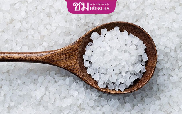 Phèn chua có tính hàn sẽ hút hết mùi cơ thể khó chịu