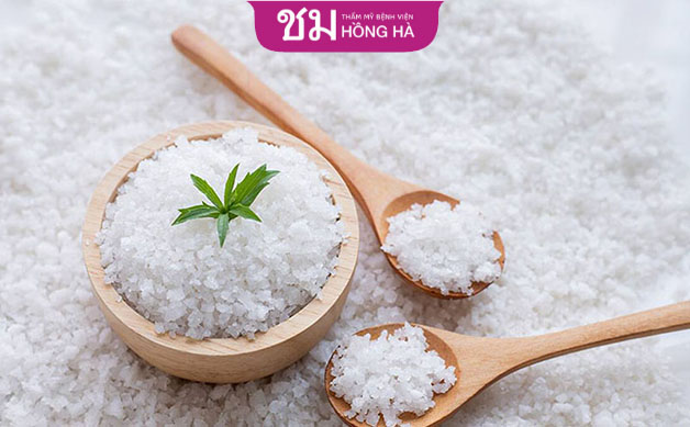 Nước muối sử dụng sẽ giúp bã nhờn và vi khuẩn đào thải dần dần