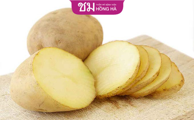 Khoai tây đắp lên nách sẽ loại bỏ bụi bẩn, bã nhờn, đánh bay mùi cơ thể khó chịu