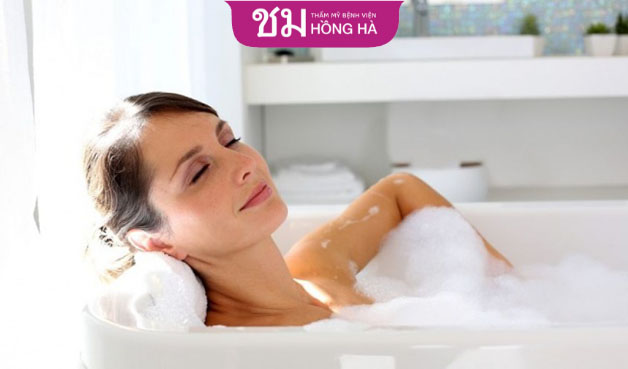 Trong quá trình ngâm nước nóng kết hợp massage mông sẽ mang đến hiệu quả tốt hơn