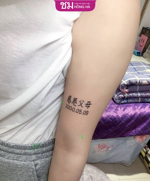 Hình xăm chữ Tàu kết hợp cùng ngày sinh có nghĩa là biết ơn cha mẹ