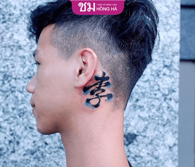 Hình xăm chữ Hiếu trên cổ
